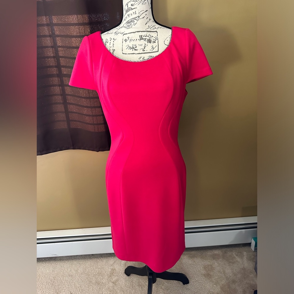 T Tahari women’s Fuchsia midi dress Size8 Beautiful details. Excellent used cond